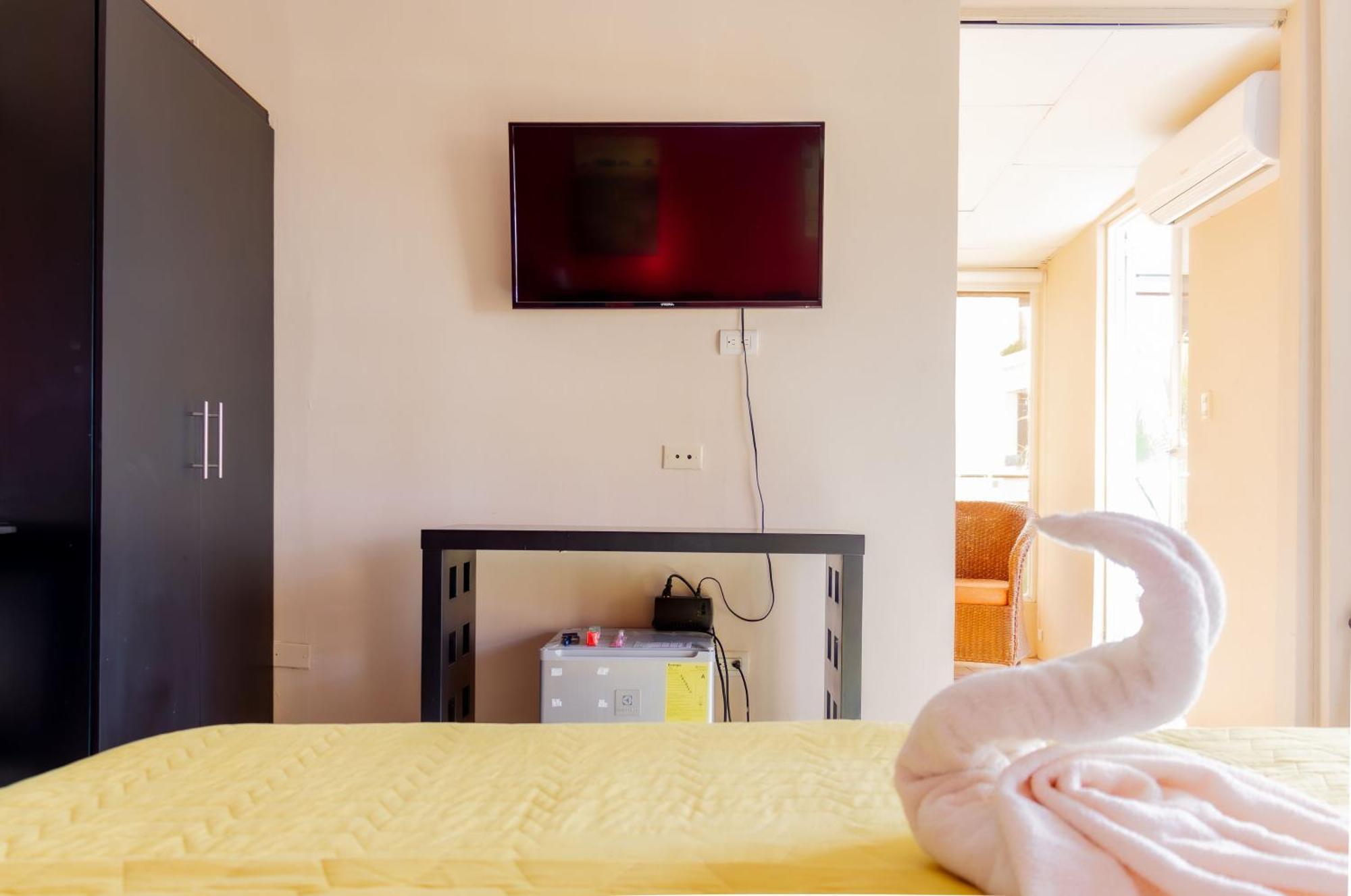 Hostal Antares Manta Exterior photo