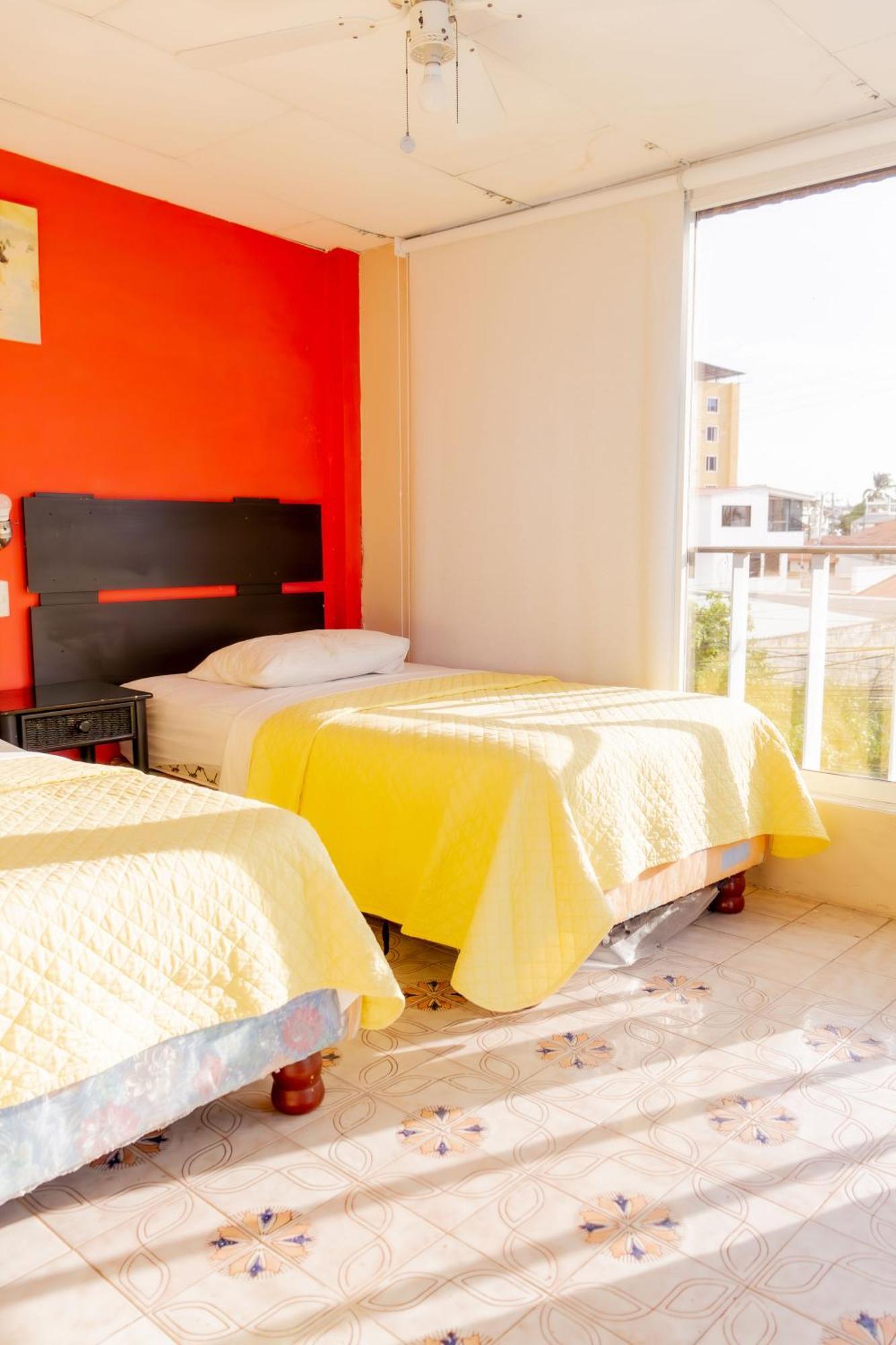 Hostal Antares Manta Exterior photo
