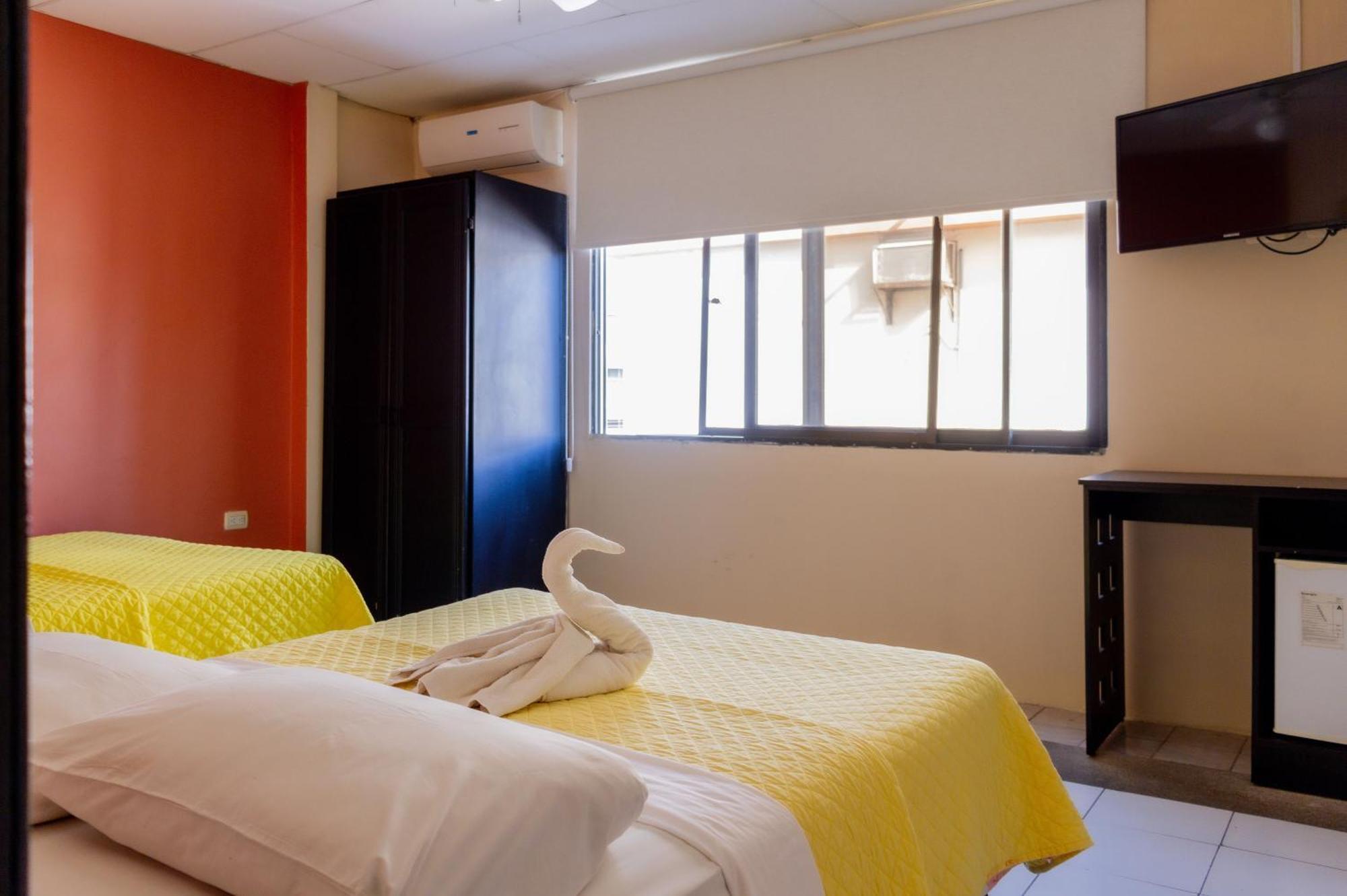 Hostal Antares Manta Exterior photo