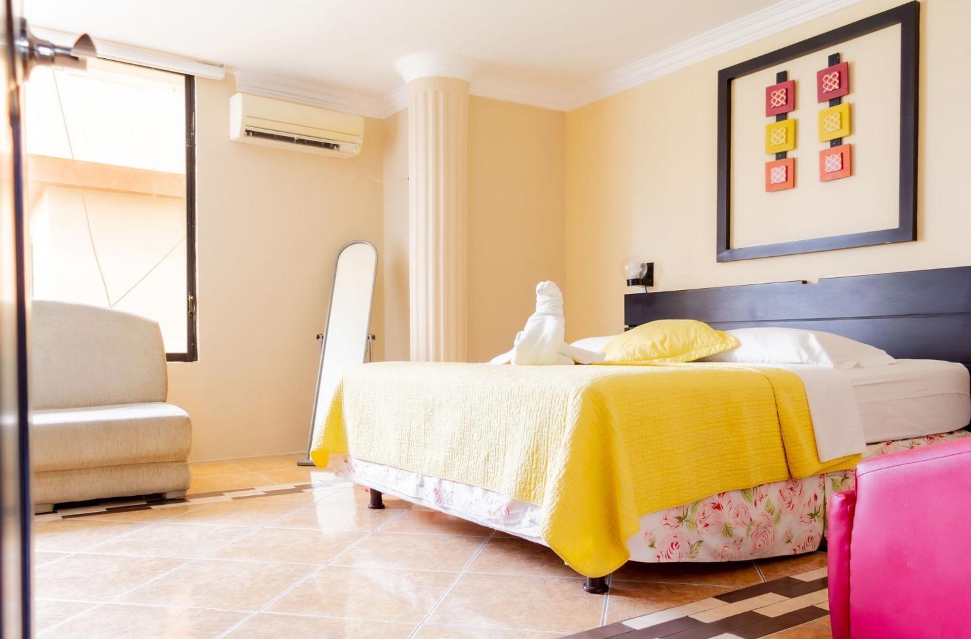 Hostal Antares Manta Exterior photo