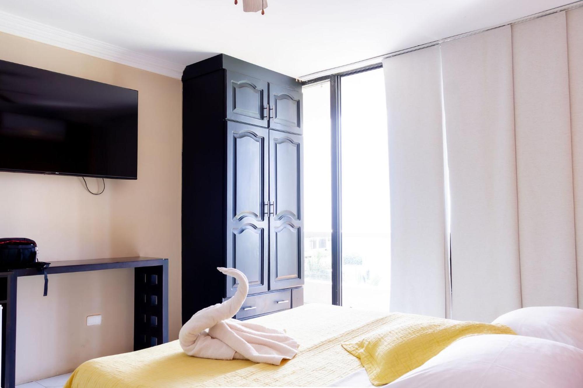 Hostal Antares Manta Exterior photo