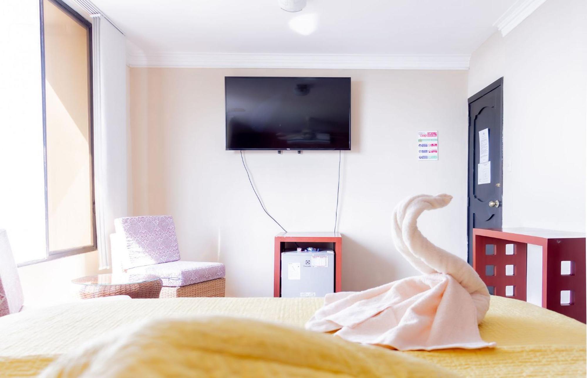 Hostal Antares Manta Exterior photo