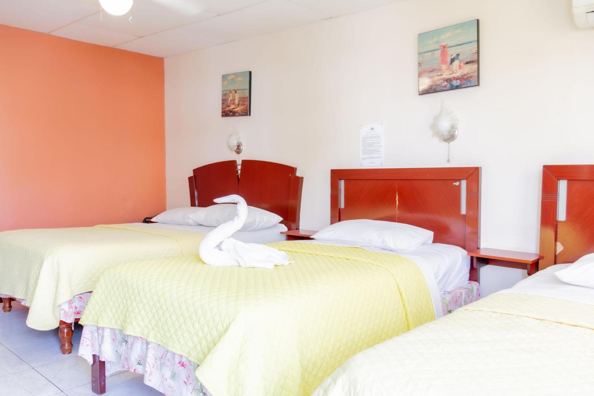Hostal Antares Manta Exterior photo
