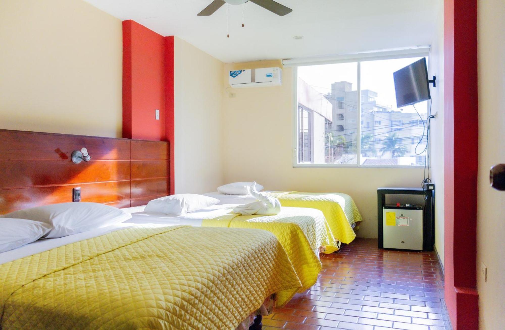 Hostal Antares Manta Exterior photo